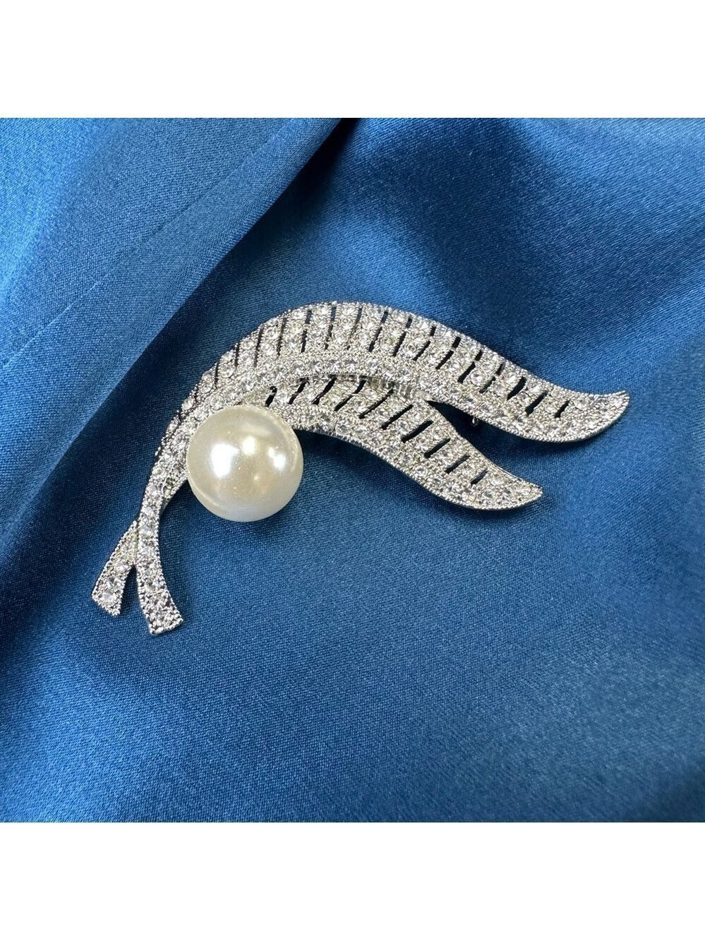 Crystal white faux Pearl brooch NEW
